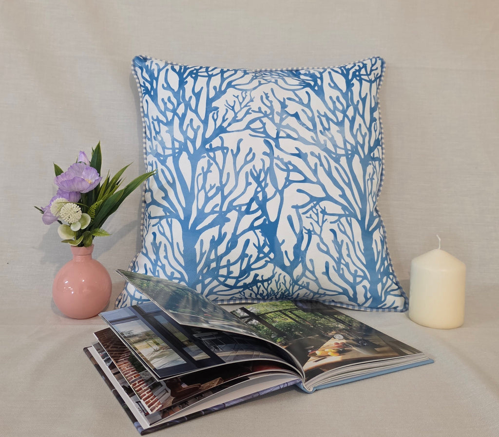Coussin 40x40 cm "Côte Sauvage" — Motif Corail Bleu & Passepoil Vichy