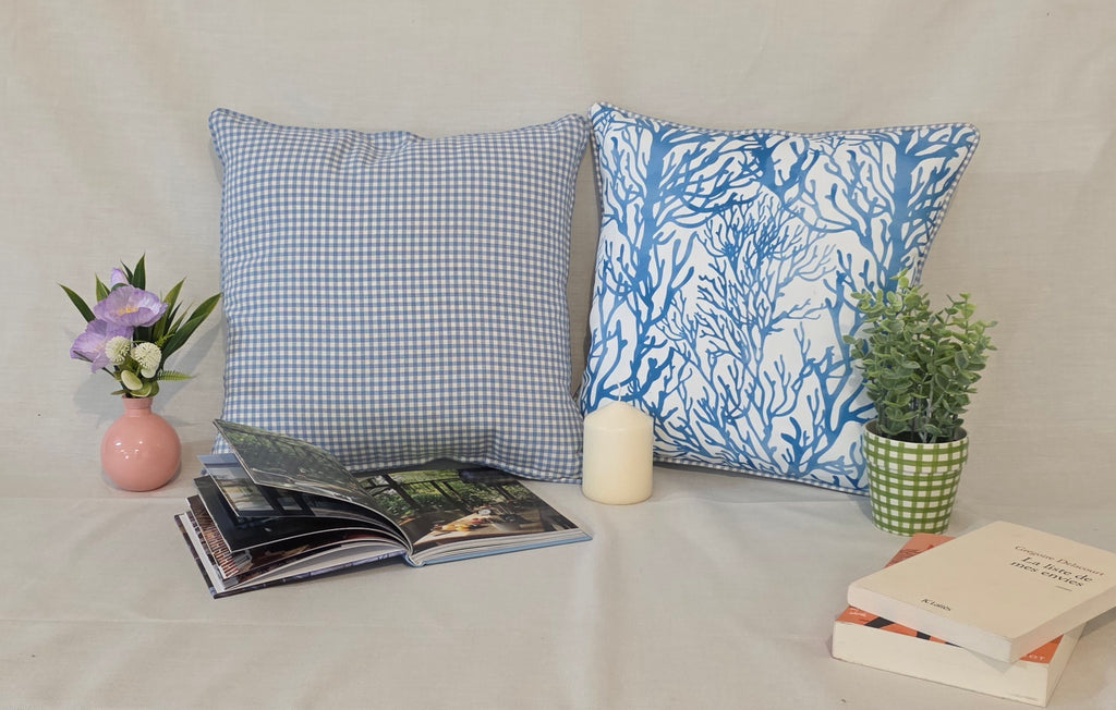 Coussin 40x40 cm "Côte Sauvage" — Motif Corail Bleu & Passepoil Vichy