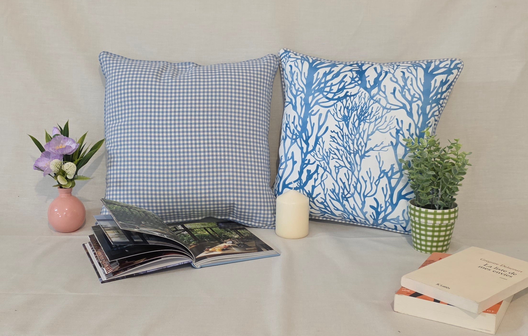 Coussin 40x40 cm "Côte Sauvage" — Motif Corail Bleu & Passepoil Vichy