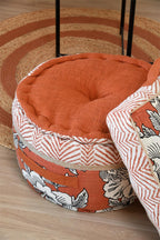 Pouf Galicia – Motif Fleuri Orange Noir et Blanc 40x30 cm