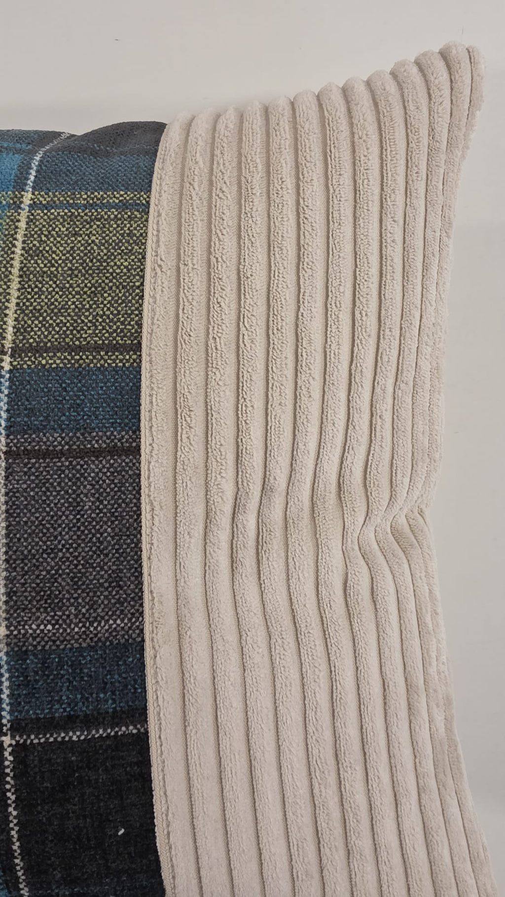 Coussin 40x40 cm "L'Écossais Chic" – Velours Côtelé et Tartan