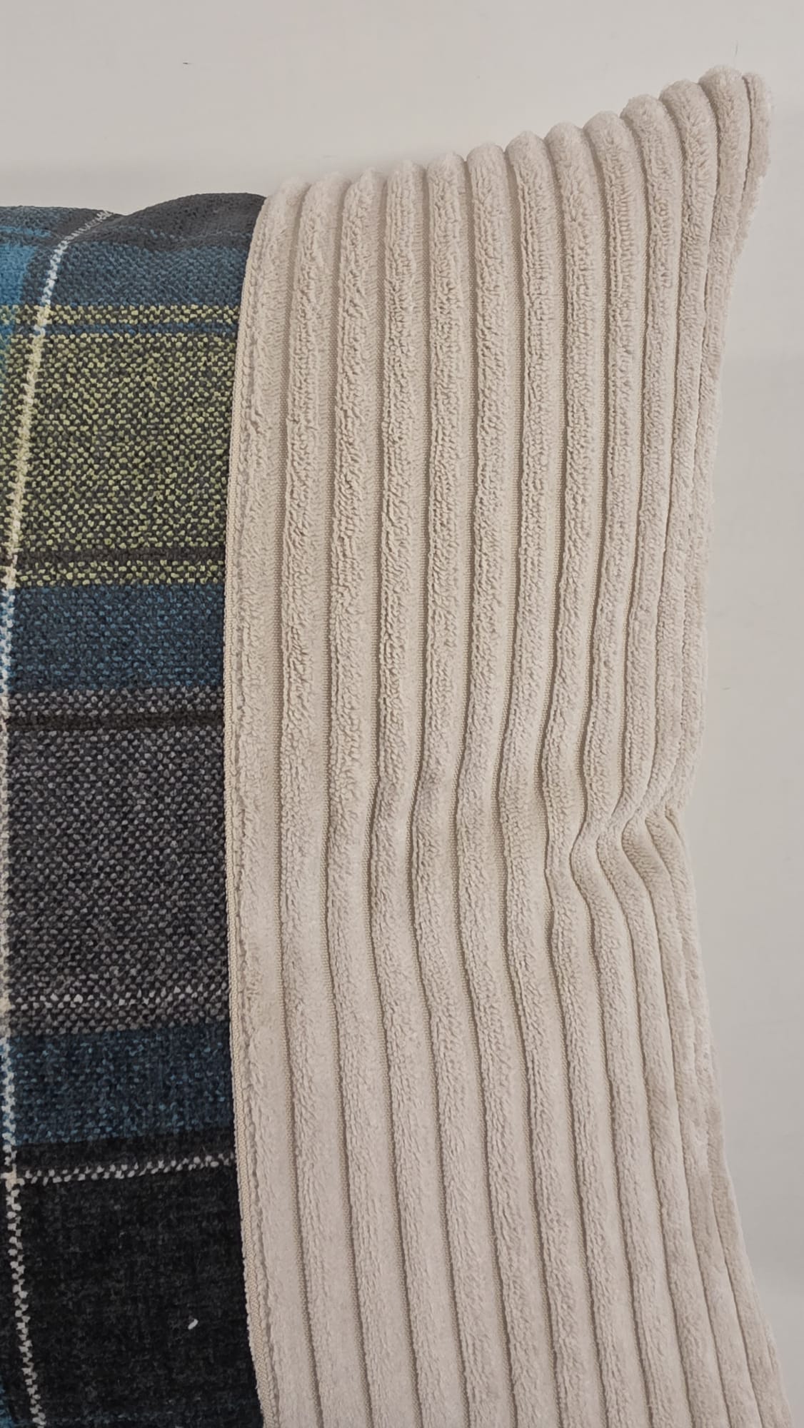 Coussin 40x40 cm "L'Écossais Chic" – Velours Côtelé et Tartan