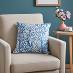 Coussin 40x40 cm "Côte Sauvage" — Motif Corail Bleu & Passepoil Vichy